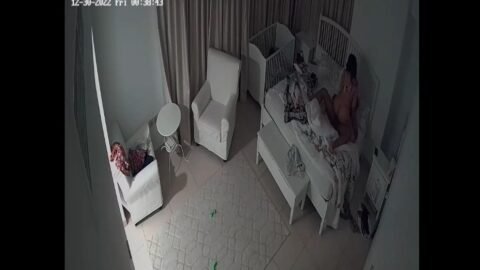 الفيديو الثالث للكاميرا المنزلية الخليجية . زوجين في غرفة النوم ip cam arab sex