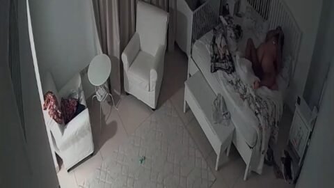 الفيديو الثاني للكاميرا المنزلية الخليجية . زوجين في غرفة النوم ip cam arab sex